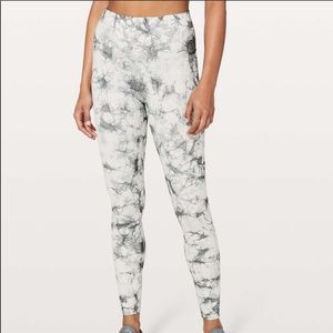 women’s lululemon size 4, shibori pattern ✨